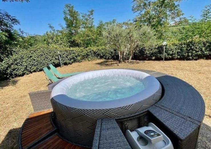 Rustico Jacuzzi & Wine Apartment La Collina Luaran gambar